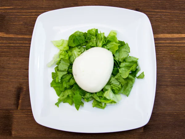 Mozzarella con insalata su legno dall'alto — Foto Stock