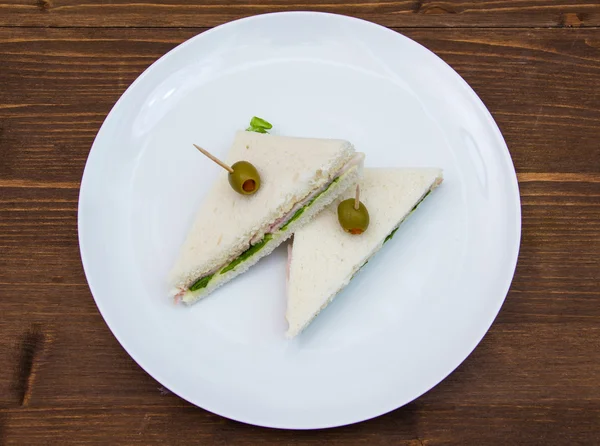 Sándwiches triangulares en madera desde arriba —  Fotos de Stock