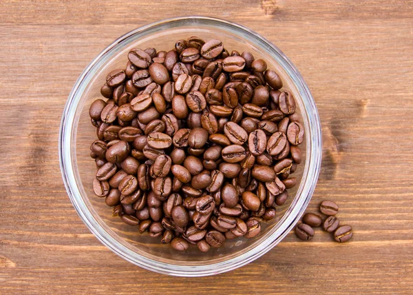Kávová zrna na dřevěné misky na vrcholu — Stock fotografie