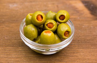 Ahşap kase üzerinde dolma zeytin