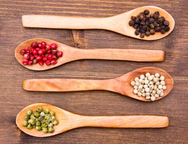 Tahta kaşıklar yukarıdan ahşap üzerine karışık biber ile