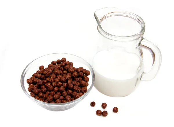 Skål med choklad flingor och mjölkkanna — Stockfoto