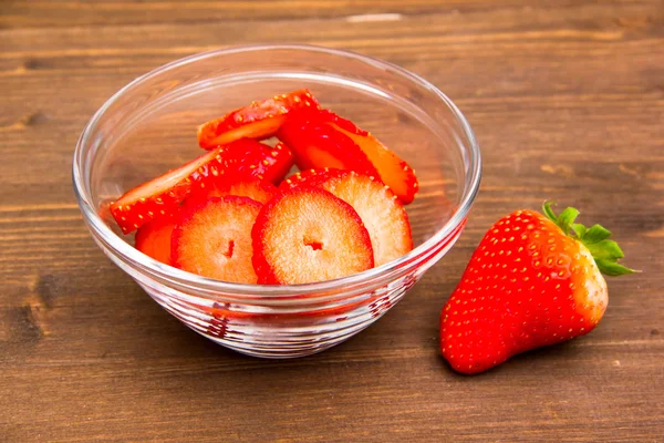 Kom met aardbeien op houten — Stockfoto