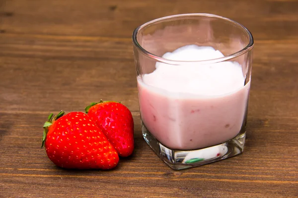 Yogur con fresas sobre madera — Foto de Stock