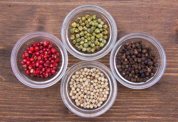 Kase yukarıdan ahşap üzerine karışık biber ile