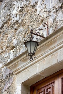 Kapıyı yukarıda lamba