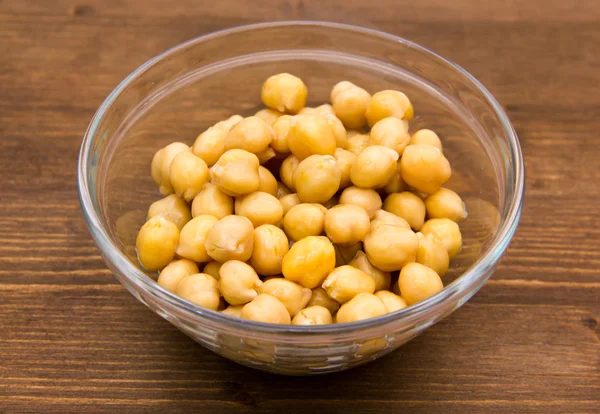 Garbanzos en cuenco de madera en la parte superior — Foto de Stock