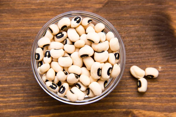 Eyed beans inside bowl on wood from above — Stock Photo, Image