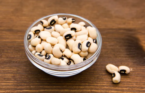 Fagioli tinti all'interno ciotola su legno — Foto Stock