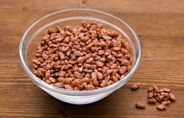 Cereales de arroz en el tazón sobre madera —  Fotos de Stock