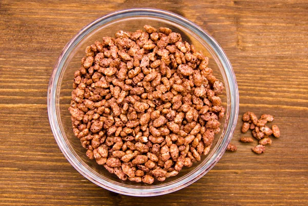 Cereales de arroz en un tazón de madera —  Fotos de Stock