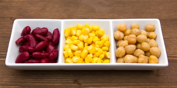 Tris ahşap üzerine pişmiş sebze