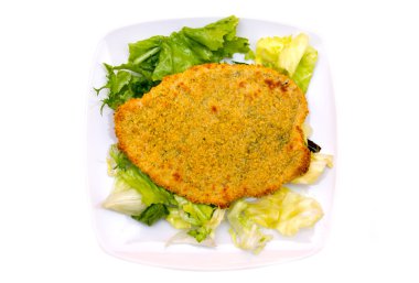 Ekmekli göğsü yukarıdan salata ile