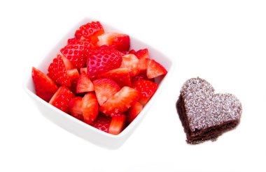 Tatlı kalp şeklinde ve çilek