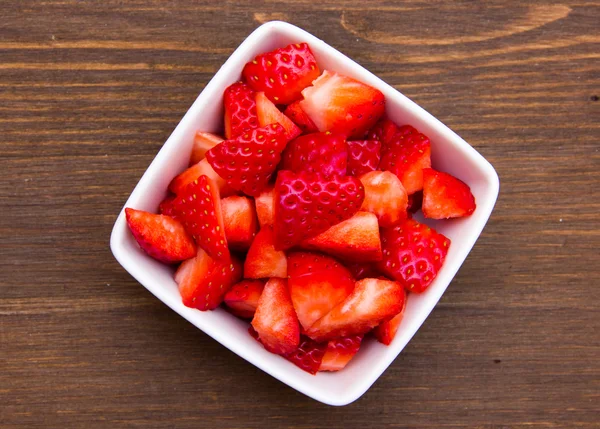 Erdbeeren auf quadratischer Schale auf Holz von oben — Stockfoto