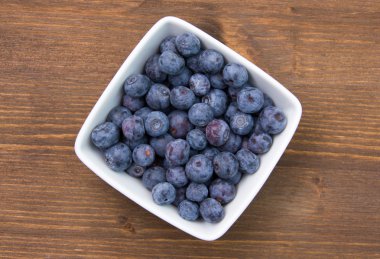 Yaban mersini yukarıdan ahşap kare kupa