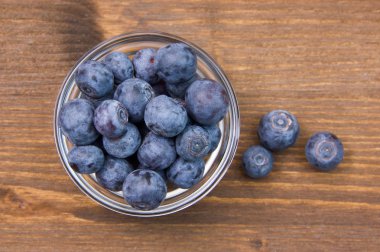 Üstte yaban mersini ile ahşap kase