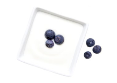 Yukarıdan yaban mersini ile yoğurt