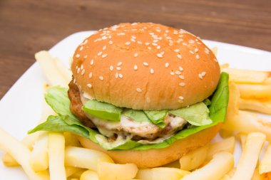 Peynirli hamburger ve ahşap üzerinde yakından kızartır