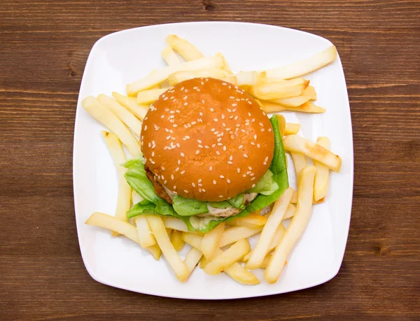 Peynir ve patates Wood yukarıdan hamburger