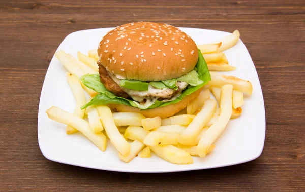 Hamburger con formaggio e patatine fritte su legno — Foto Stock