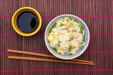 Pilav tavuk ve yumurta üzerinde yukarıdan Amerikan Servisi ile