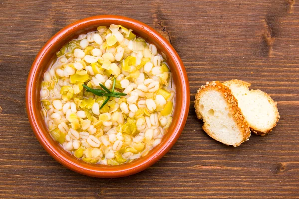 Sopa de espelta y verduras en madera desde arriba — Foto de Stock