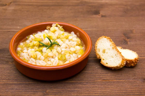 Yazıldığından çorba ve sebze ahşap üzerine