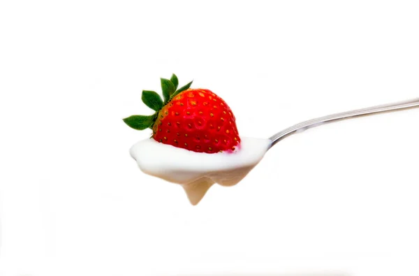 Yoghurt met aardbei op lepel — Stockfoto