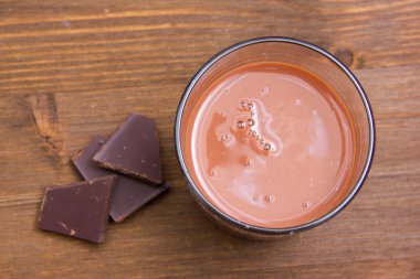 Ahşap masa üstü kakao içki