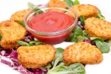Nuggets tavuk salata üzerinde kapatın