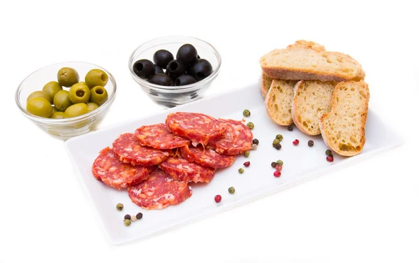 Antipasto de salami et d'olives — Photo