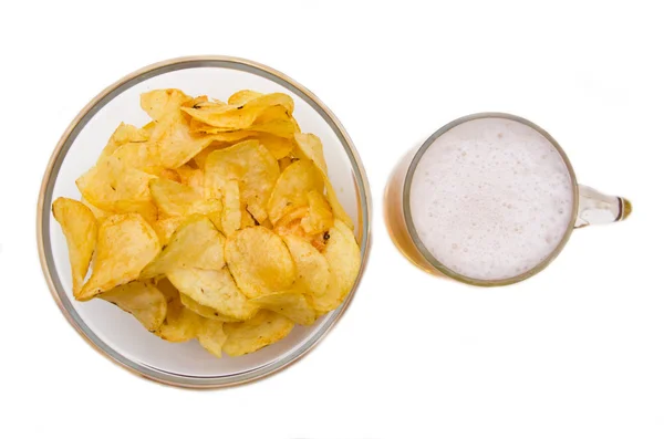 Taza de cerveza con patatas fritas de arriba — Foto de Stock