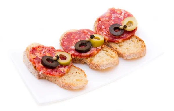 Bruschetta con salami y aceitunas —  Fotos de Stock