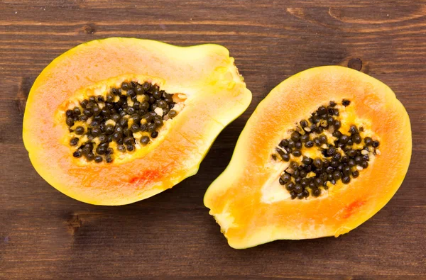 Papaya yukarıdan ahşap üzerine — Stok fotoğraf