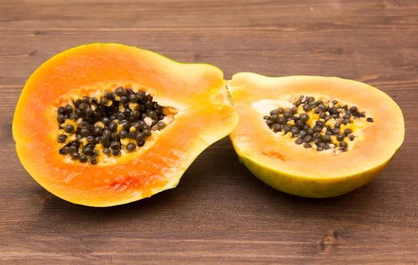 Papaya ahşap üzerine — Stok fotoğraf