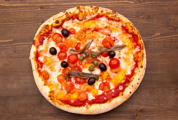 Hamsi ve ahşap yukarıdan üzerine zeytin pizza