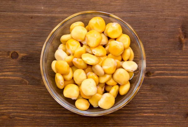 Lupines yukarıdan ahşap kase üzerinde