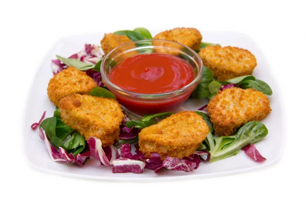 Nuggets kip op salade — Stockfoto
