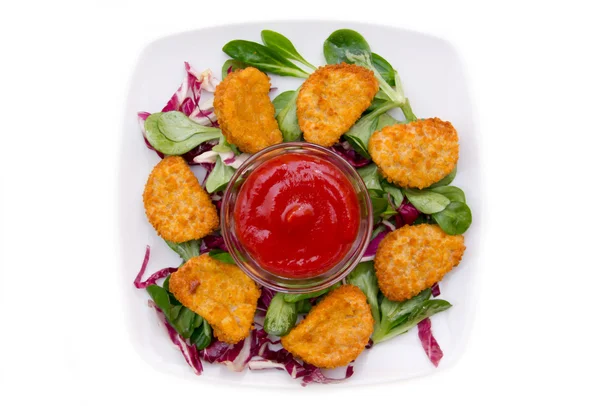 Nuggets kip salade bovenop — Stockfoto