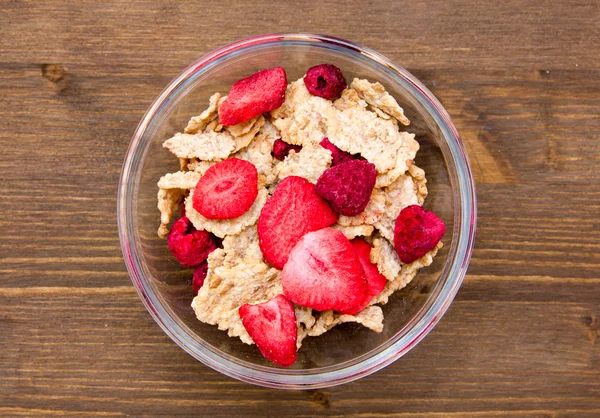 Cuenco con cereales y fruta en madera desde arriba — Foto de Stock