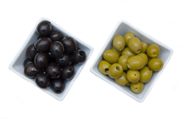 Tálak, fekete és zöld olívabogyóval, felülről — Stock Fotó