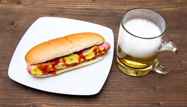 Beer and hot dogs on wood — Stock Photo, Image