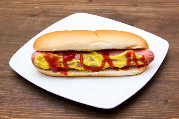 Hot dog na drewno — Zdjęcie stockowe