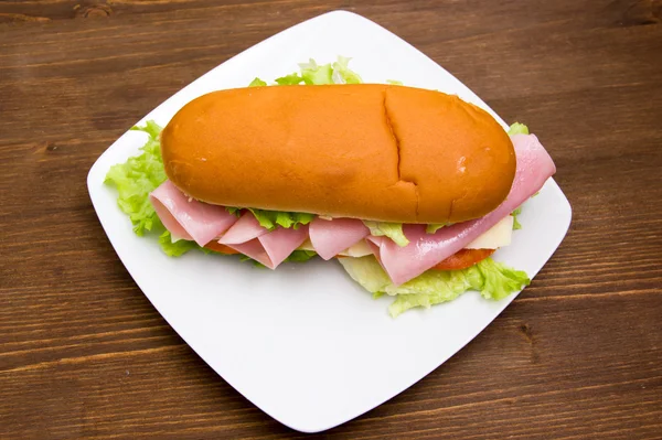 Сэндвич с ветчиной и салатом сверху — стоковое фото