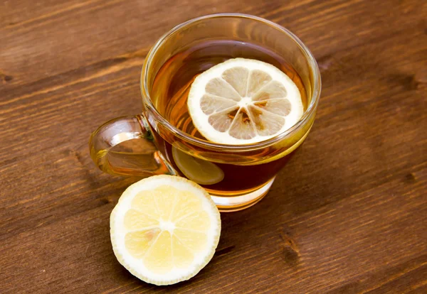 Чай с лимоном на дереве сверху — стоковое фото