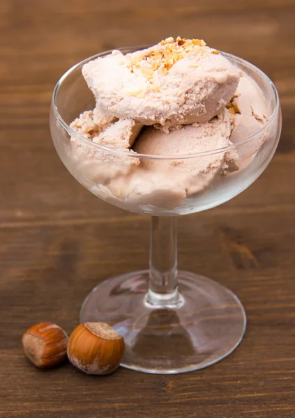木上的榛子冰淇淋 — 图库照片