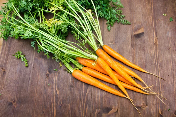 Zanahorias frescas sobre madera — Foto de Stock