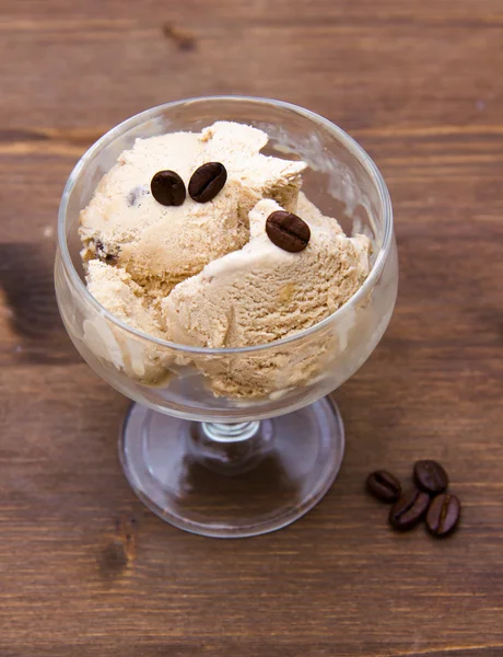 La taza del helado de café sobre la madera de arriba — Foto de Stock