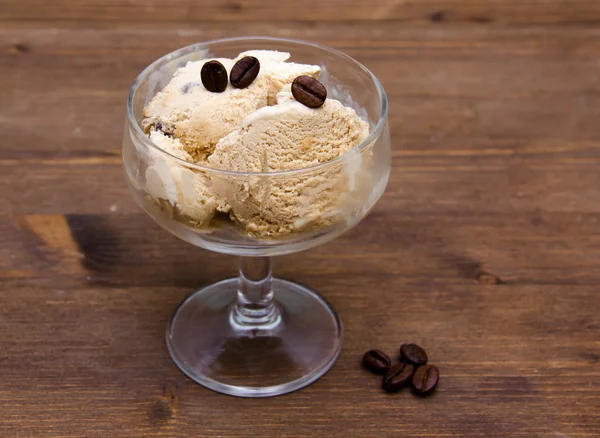 Copa de helado de café en madera — Foto de Stock